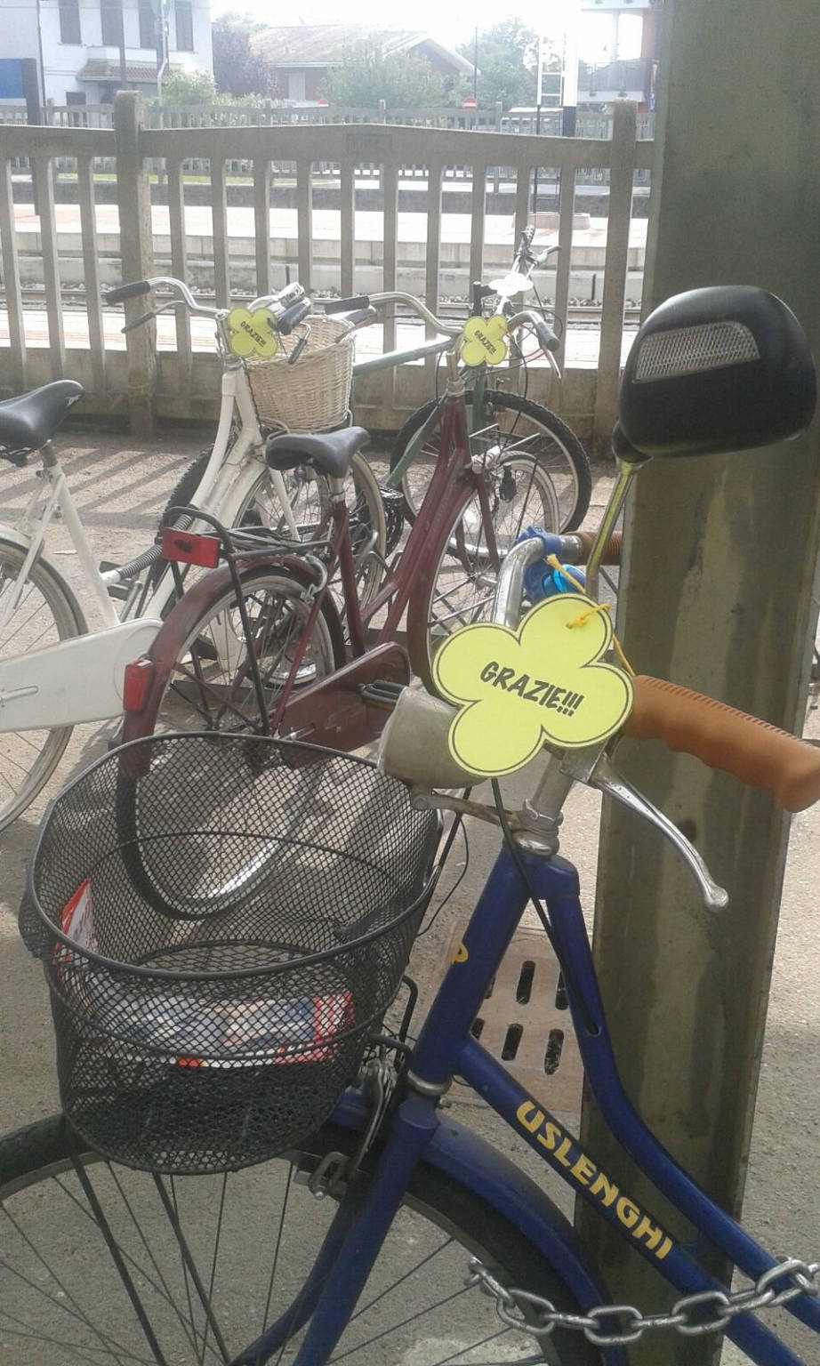 Sulle bici parcheggiate spunta un biglietto: "Grazie!"