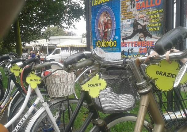 Sulle bici parcheggiate spunta un biglietto: “Grazie!”