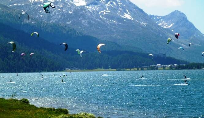 21 lago di silvaplana pieno di kitesurfer[1]