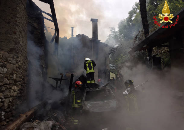 Le fiamme distruggono un’abitazione a Cittiglio