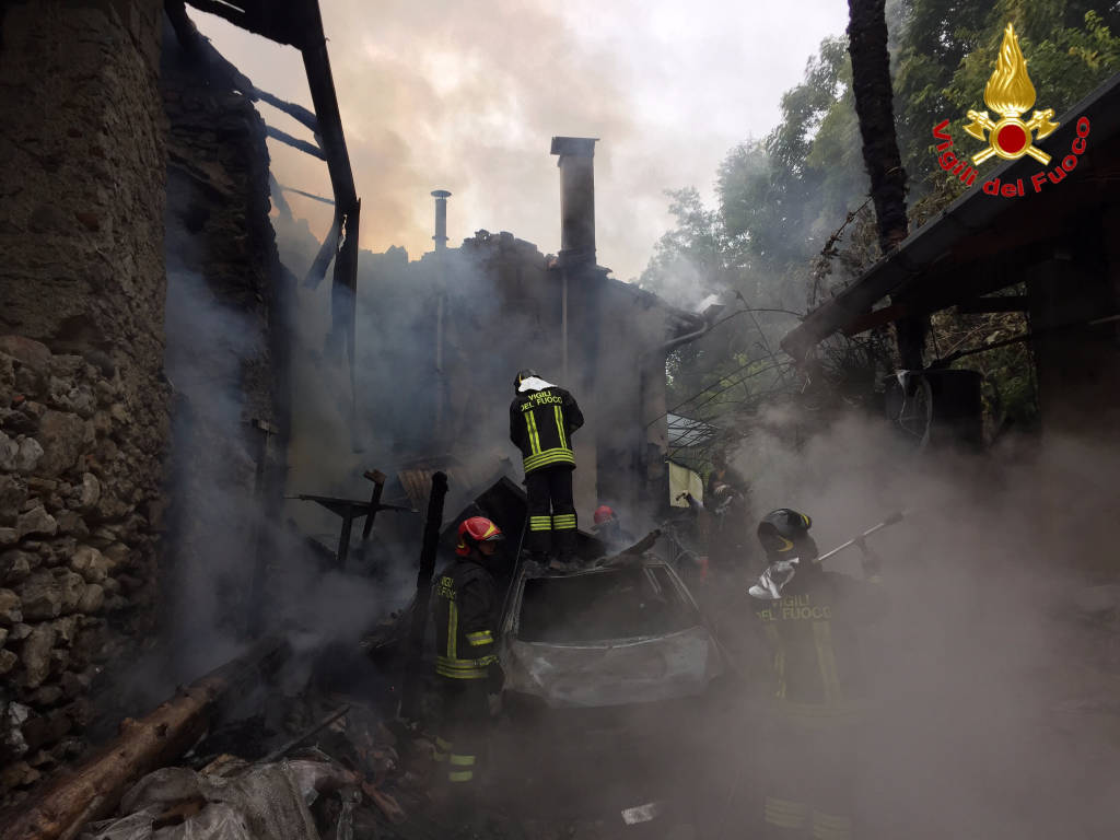 Abitazione distrutta dalle fiamme