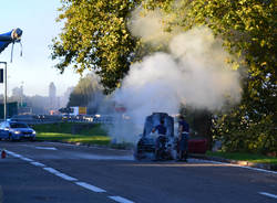 Auto in fiamme all'autogrill