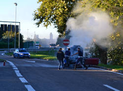 Auto in fiamme all'autogrill