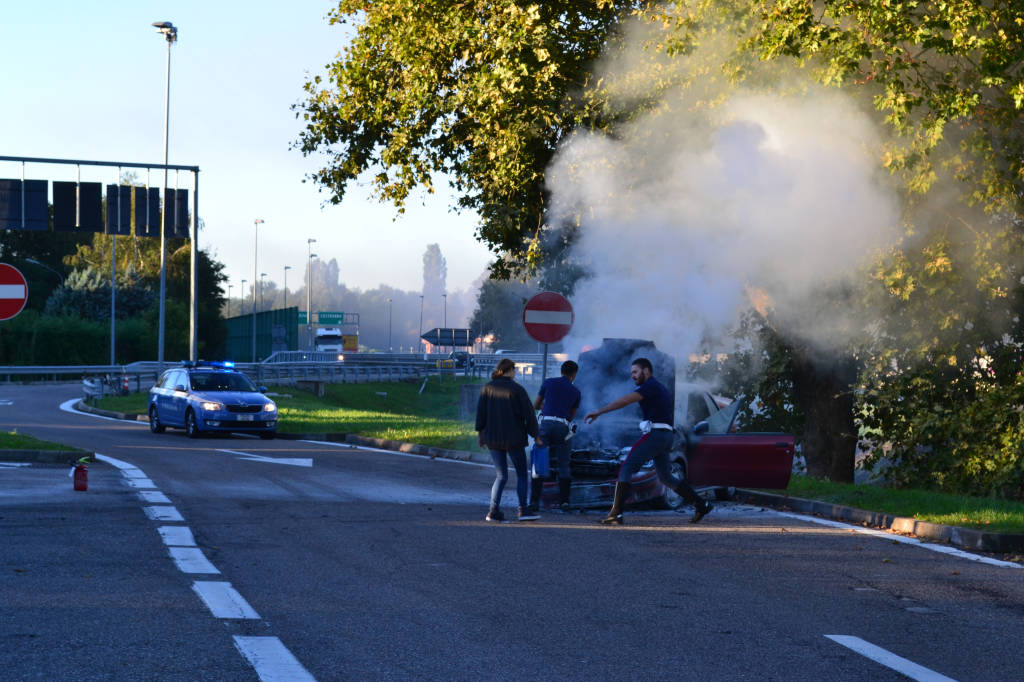 Auto in fiamme all'autogrill