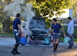 Auto in fiamme all'autogrill