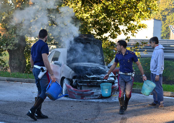 Auto in fiamme all’Autogrill