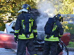 Auto in fiamme all'autogrill