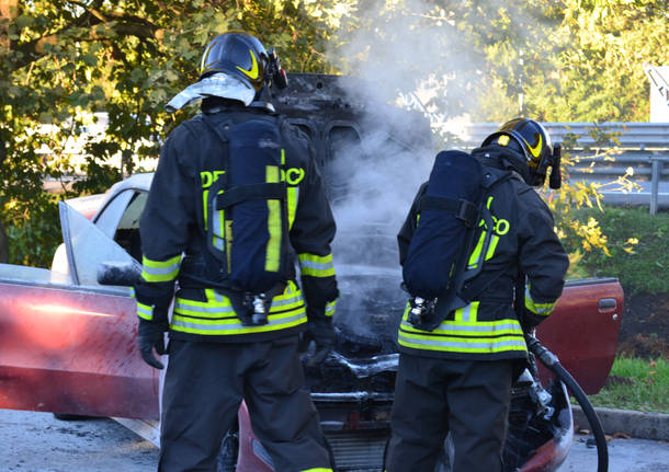 Auto in fiamme all'autogrill