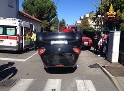 Auto ribaltata a Lonate Pozzolo