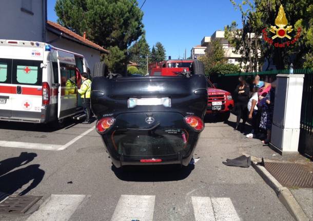 Auto ribaltata a Lonate Pozzolo