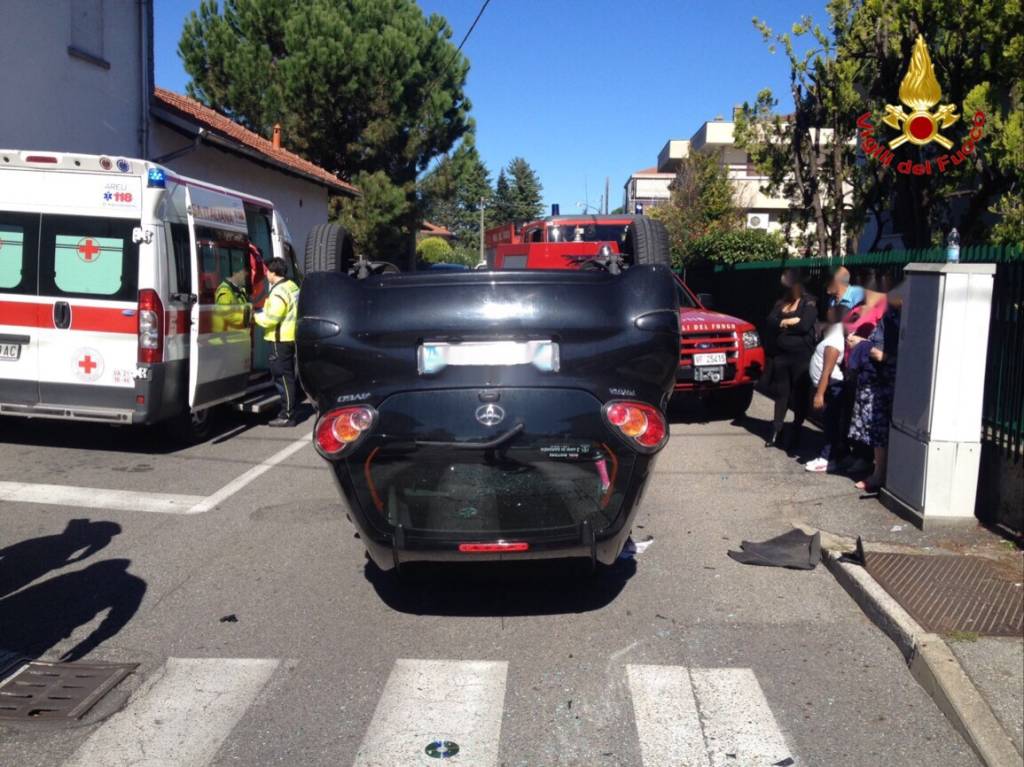 Auto ribaltata a Lonate Pozzolo