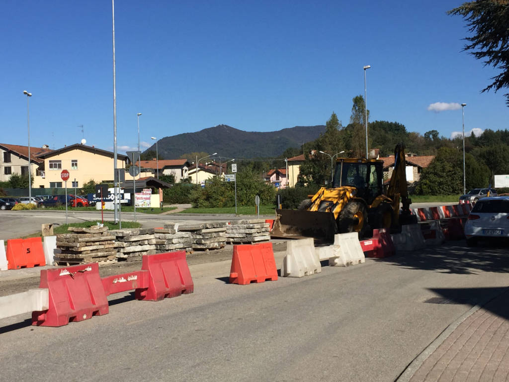 Cantello - Al Gaggiolo lavori per la rotonda a biscotto