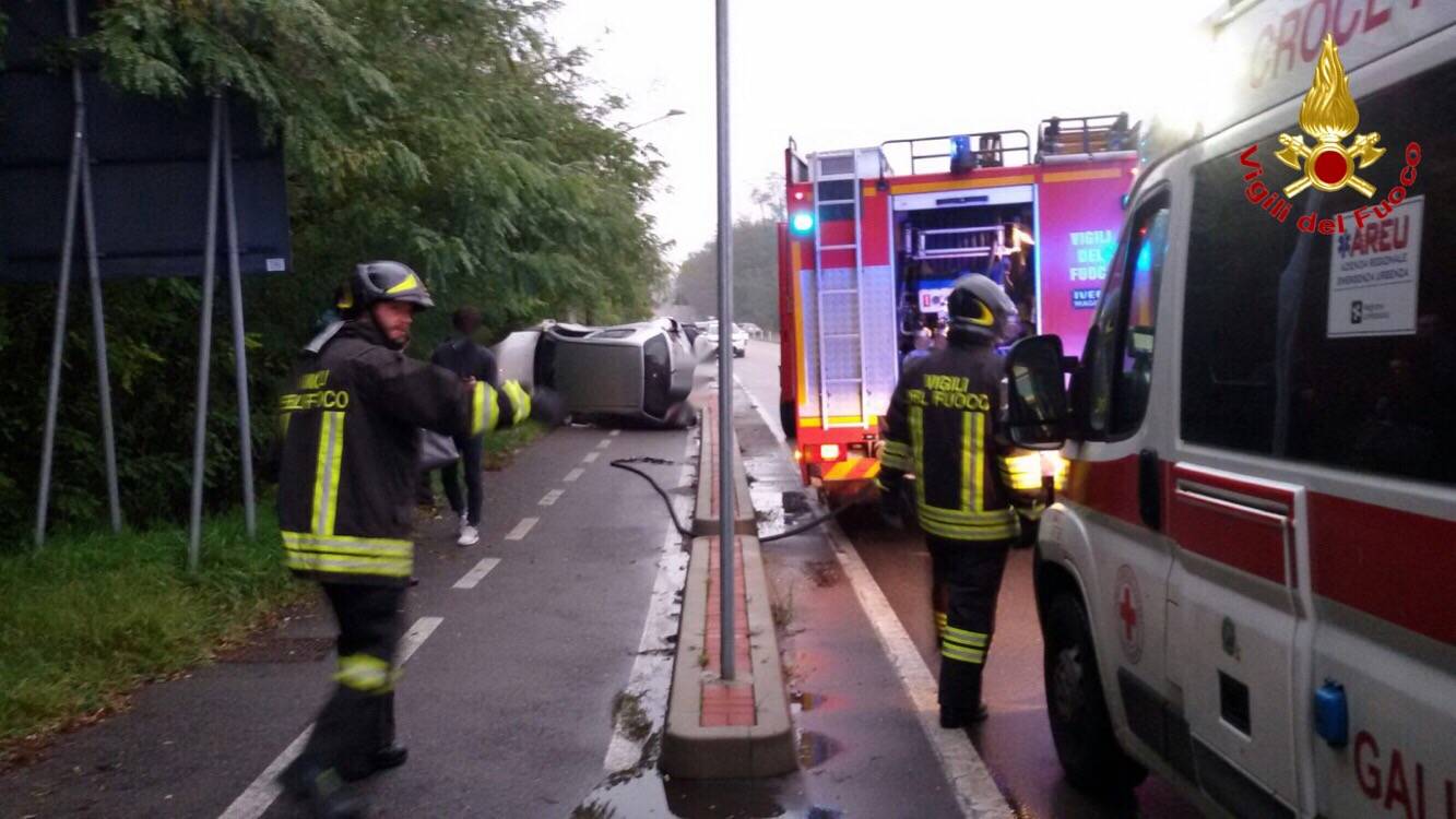 Auto ribaltata ad Arsago seprio