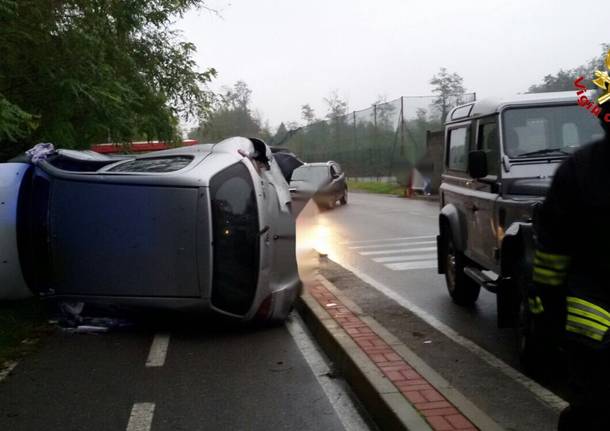 Auto ribaltata ad Arsago seprio