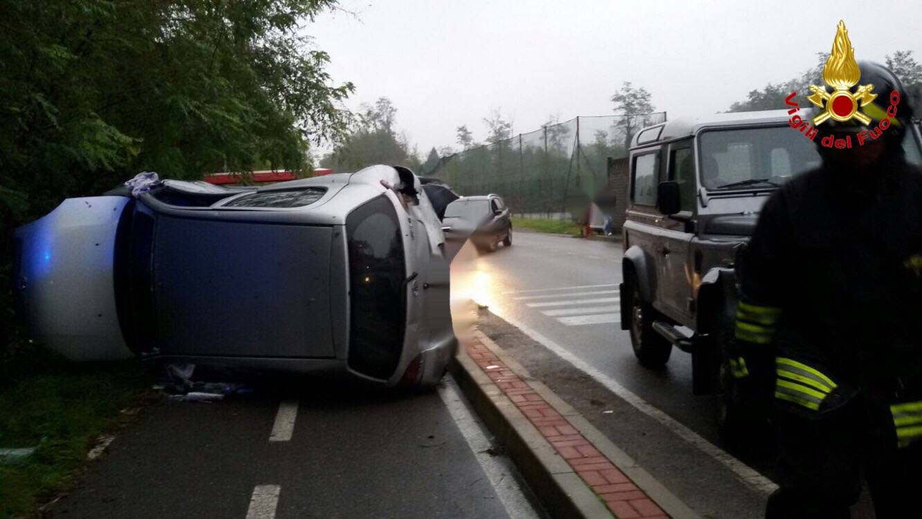 Auto ribaltata ad Arsago seprio