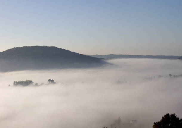 Un mare di nebbia dalla Svizzera