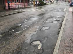 Strade gruviera alla stazione