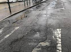 Strade gruviera alla stazione