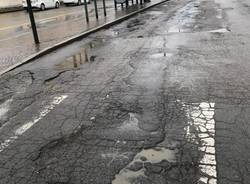 Strade gruviera alla stazione