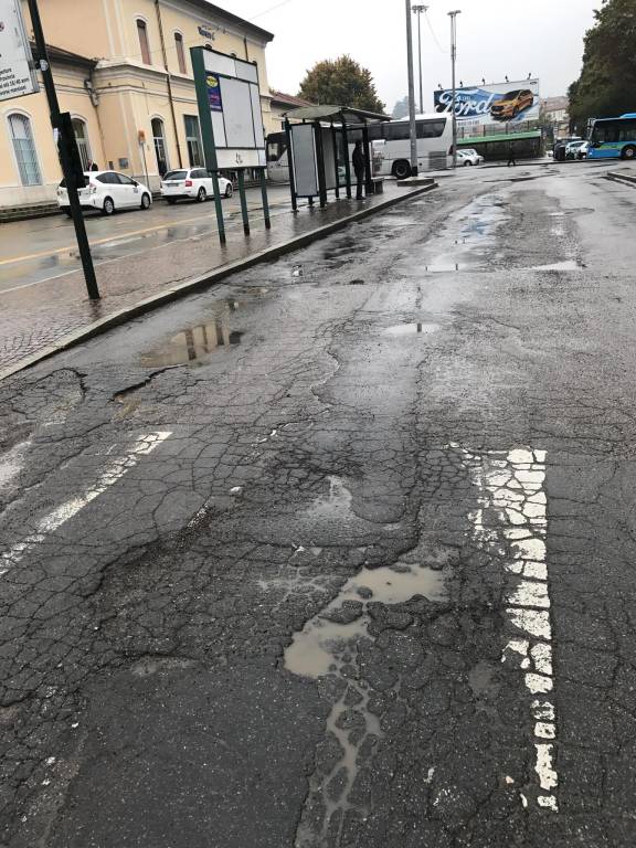 Strade gruviera alla stazione