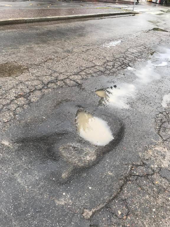 Strade gruviera alla stazione