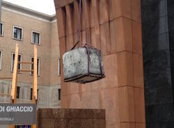 Estratto il cubo di ghiaccio in piazza Monte Grappa