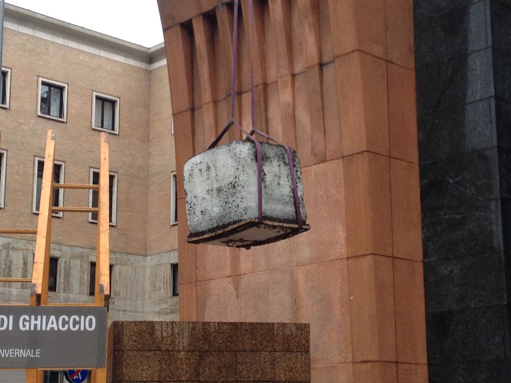 Estratto il cubo di ghiaccio in piazza Monte Grappa