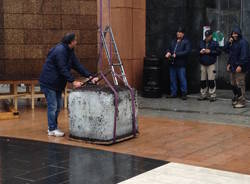 Estratto il cubo di ghiaccio in piazza Monte Grappa