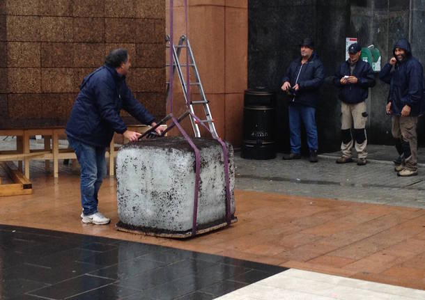 Estratto il cubo di ghiaccio in piazza Monte Grappa