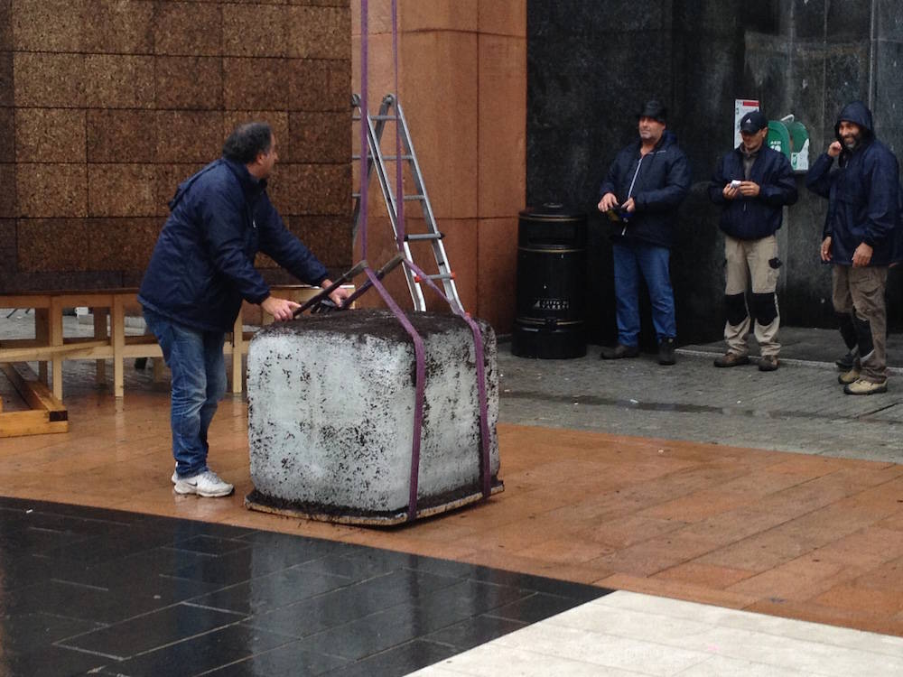 Estratto il cubo di ghiaccio in piazza Monte Grappa