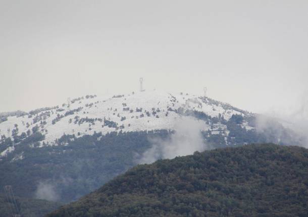 La nevicata sui rilievi del Luinese