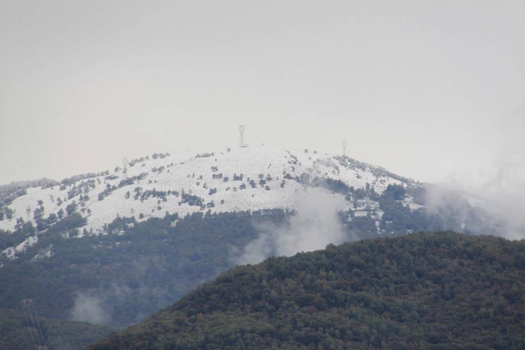 La nevicata sui rilievi del Luinese