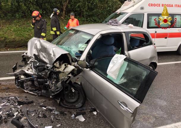 Scontro d’auto a Besano