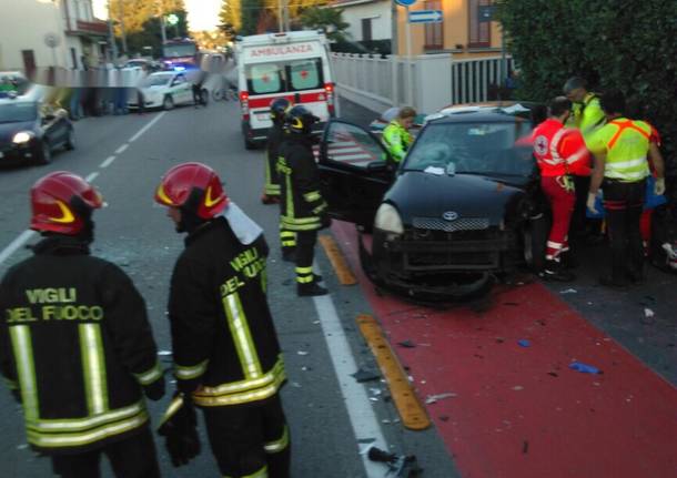 Scontro frontale tra due autovetture in Via Piave