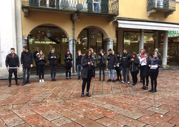 Gli studenti dell’Einaudi leggono i classici davanti alla Libreria del Corso