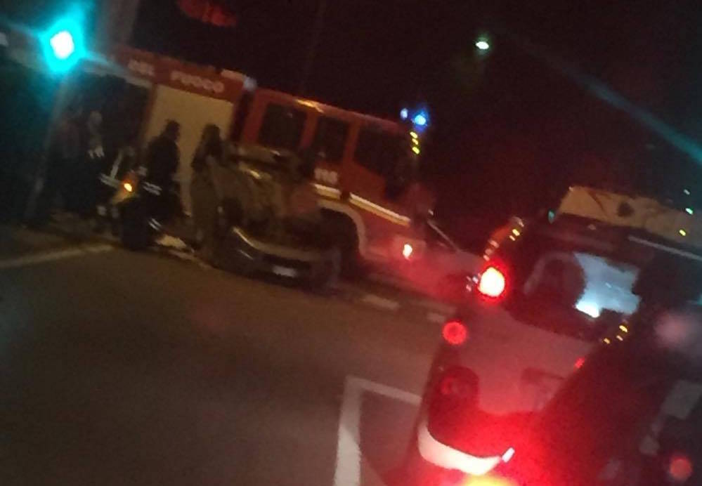 Incidente con ribaltamento a Somma Lombardo