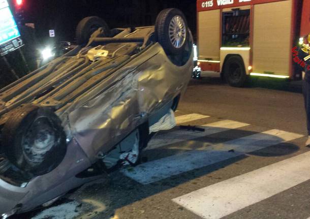 Incidente con ribaltamento a Somma Lombardo