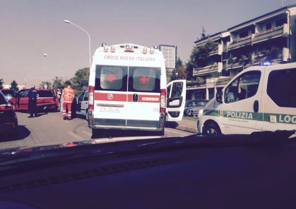 incidente via Varese Gallarate ambulanza Polizia Locale