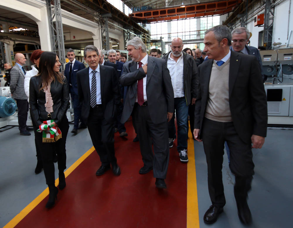 ministro poletti bandera busto arsizio