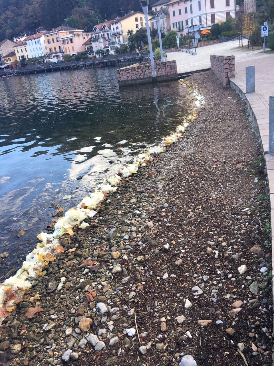 Porto Ceresio - Schiuma nel Ceresio ottobre 2016