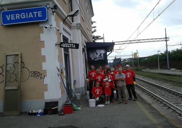 Volontari di Spi Cgil e Gas rimettono a nuovo la stazione di Vergiate