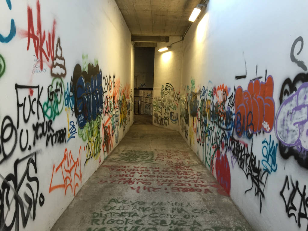 Sporcizia al sottopassaggio di Venegono 
