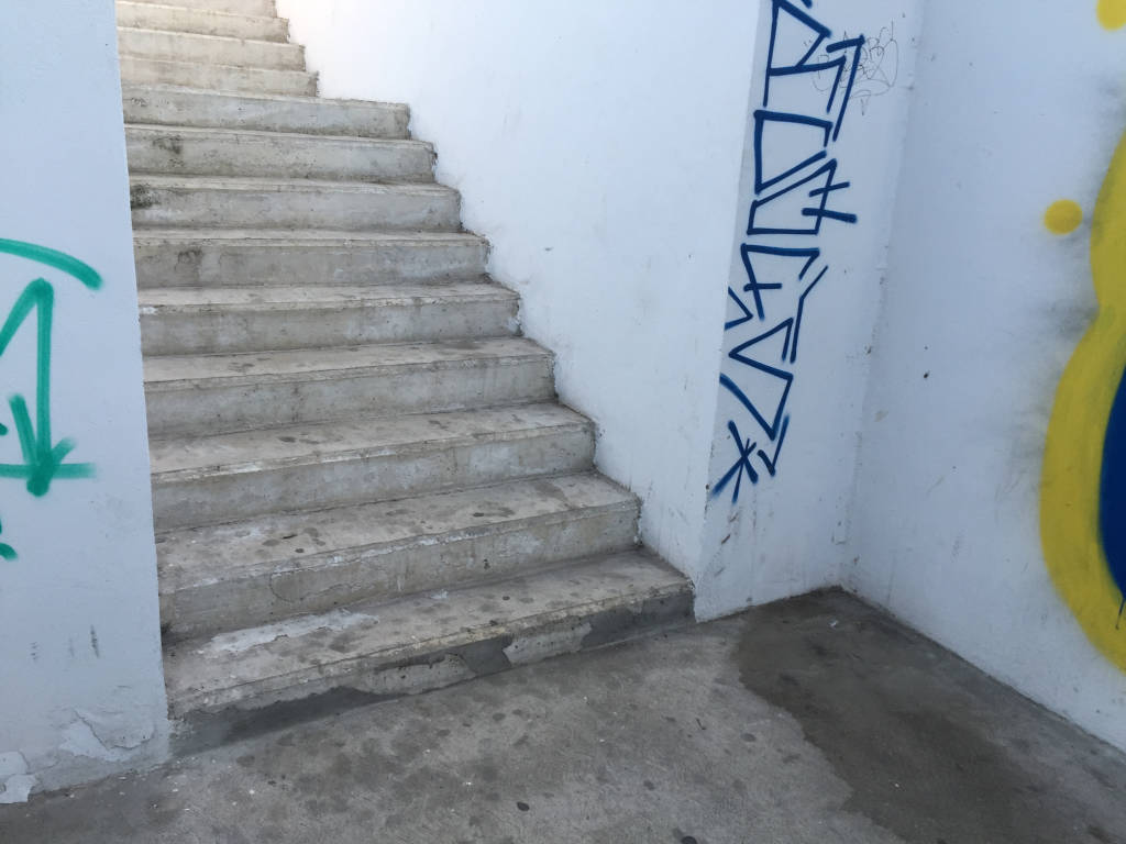 Sporcizia al sottopassaggio di Venegono 