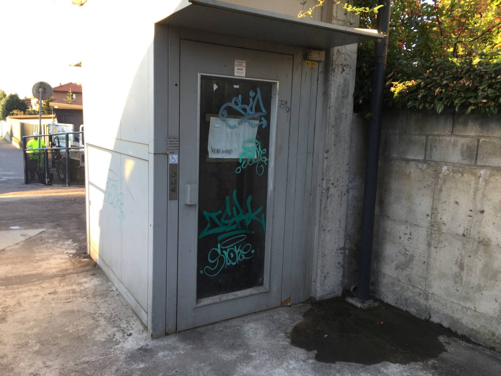 Sporcizia al sottopassaggio di Venegono 