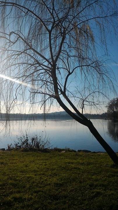 Al tramonto in riva al lago