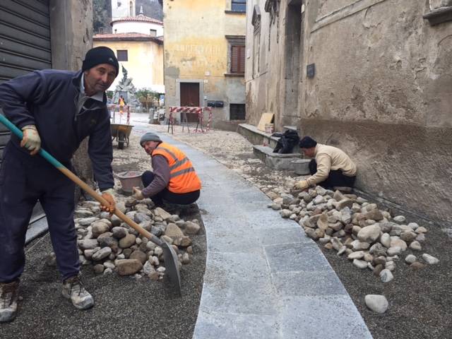 Scalpellini al lavoro in centro