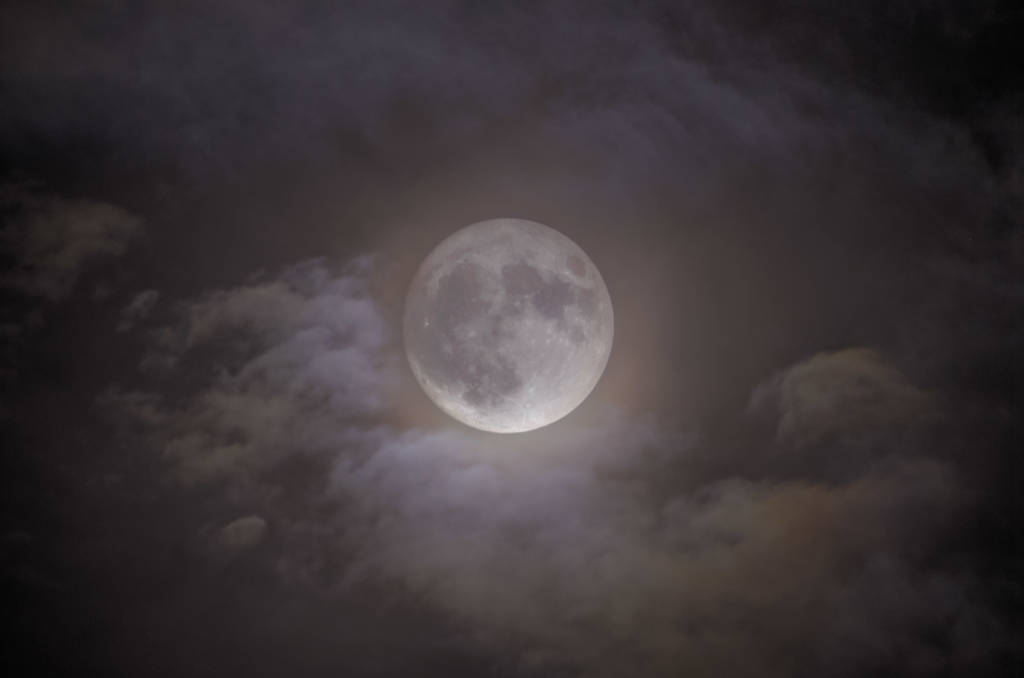 La SuperLuna tra le nubi