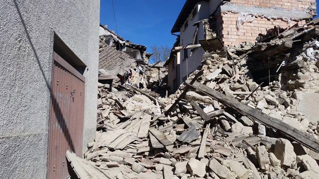 I vigili della Valle assistono i terremotati