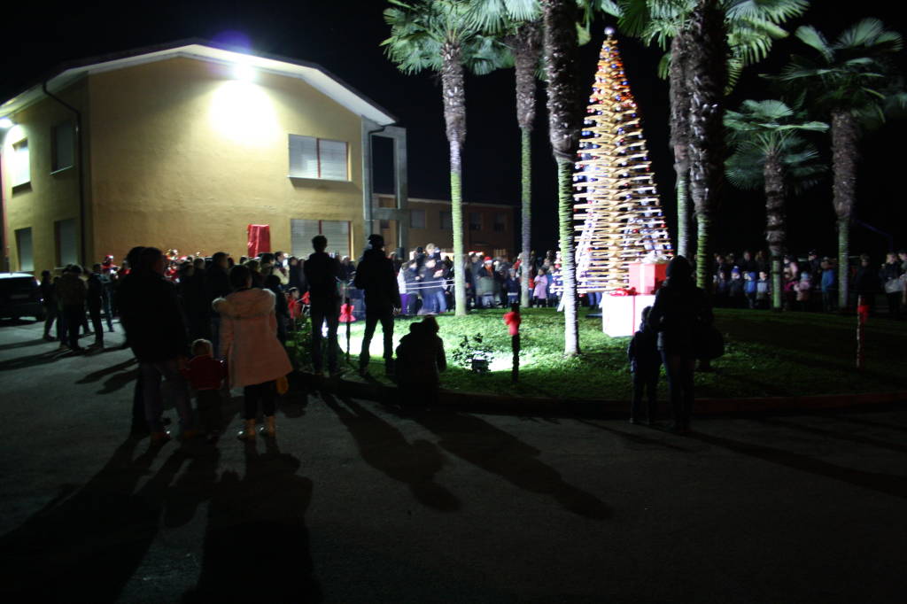 L\'albero si accende a Biandronno