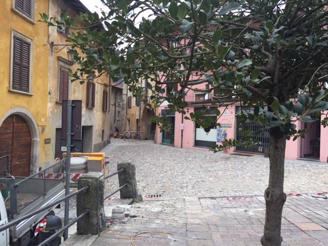 I lavori in centro a Castello Cabiaglio